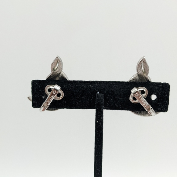 Trifari Swirl Leaf Clip On Earrings Silver Tone Vintage Fine Line Brushed - Picture 4 of 7